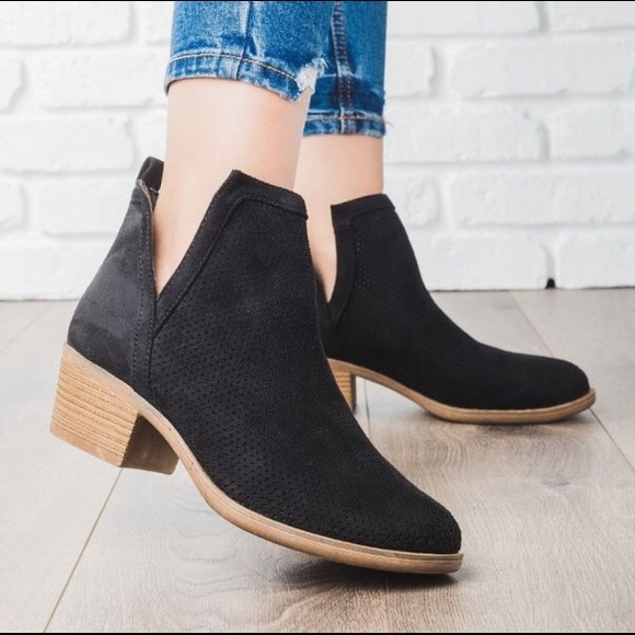Shoes - Black booties